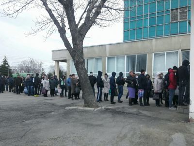 Очередь на проходной. Фото: Очередь на проходной. Фото: