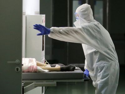 отрудник больницы в коридоре госпиталя COVID-19 на базе Городской клинической больницы № 1 им. Н.И. Пирогова. Фото Сергей Карпухин/ТАСС отрудник больницы в коридоре госпиталя COVID-19 на базе Городской клинической больницы № 1 им. Н.И. Пирогова. Фото Сергей Карпухин/ТАСС