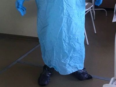 Борец с коронавирусом в мусорных мешках вместо бахил. Фото: Фейсбук Борец с коронавирусом в мусорных мешках вместо бахил. Фото: Фейсбук