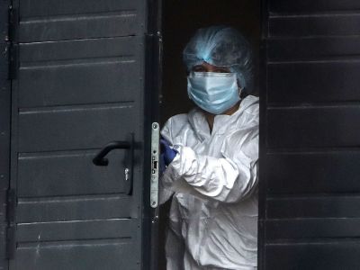 Медик в защитном костюме. Фото: Валерий Шарифулин / ТАСС Медик в защитном костюме. Фото: Валерий Шарифулин / ТАСС