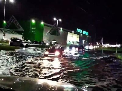 Дороги превратились в реки. Фото: Александр Воронин, Каспаров.Ru Дороги превратились в реки. Фото: Александр Воронин, Каспаров.Ru