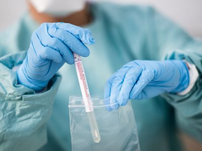 Доктор Антье Кляйн упаковывает пробу от возможно зараженного человека в пластиковый пакет. Фото: Daniel Reinhardt/dpa Доктор Антье Кляйн упаковывает пробу от возможно зараженного человека в пластиковый пакет. Фото: Daniel Reinhardt/dpa