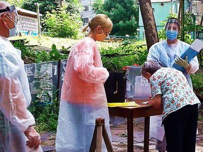 Голосование во дворе. Фото: Александр Воронин, Каспаров.Ru Голосование во дворе. Фото: Александр Воронин, Каспаров.Ru