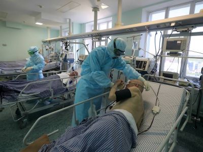 Реанимационная палата Республиканской клинической больницы в Казани, куда попадают пациенты с коронавирусом. 8 мая 2020 года. Фото: Егор Алеев / ТАСС Реанимационная палата Республиканской клинической больницы в Казани, куда попадают пациенты с коронавирусом. 8 мая 2020 года. Фото: Егор Алеев / ТАСС