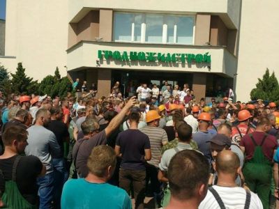 Бастующие строители в Гродно. Фото: facebook.com/pasha.lesiants Бастующие строители в Гродно. Фото: facebook.com/pasha.lesiants