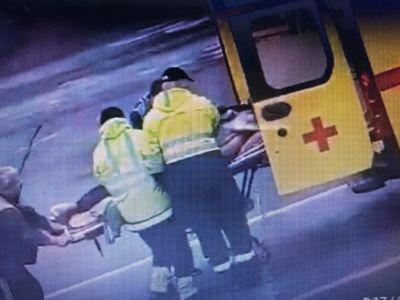 Алексея Навального отправляют в реанимацию, аэропорт Омска, 20.08.2020. Скрин: bk55.ru Алексея Навального отправляют в реанимацию, аэропорт Омска, 20.08.2020. Скрин: bk55.ru