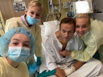 Алексей Навальный с семьей в клинике Шарите. Фото: www.instagram.com/p/CFJwV0Dly0Z Алексей Навальный с семьей в клинике Шарите. Фото: www.instagram.com/p/CFJwV0Dly0Z