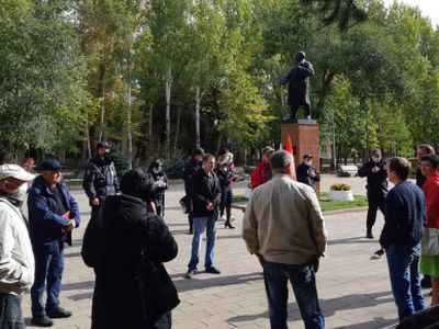 Собрание в окружении полицейских. Фото: Владимир Лапкин, Каспаров.Ru Собрание в окружении полицейских. Фото: Владимир Лапкин, Каспаров.Ru