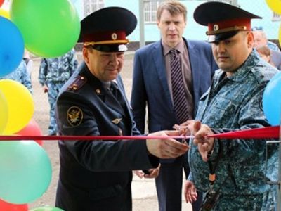 Нвчвльник ИК-37 Евгений Овчаров (справа). Фото: 42.fsin.gov.ru Нвчвльник ИК-37 Евгений Овчаров (справа). Фото: 42.fsin.gov.ru