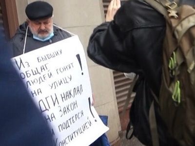 Пикет жителя общежития. Фото: РК-инфо Пикет жителя общежития. Фото: РК-инфо