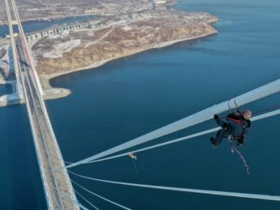 Очистка моста. Фото: ПримаМедиа Очистка моста. Фото: ПримаМедиа