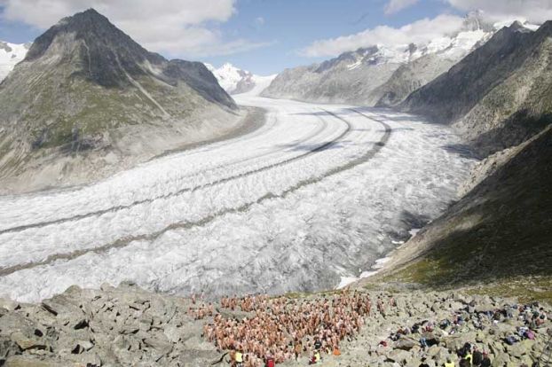 Сотни обнаженных людей в конце прошлой недели позировали американскому фотографу Спенсеру Тунику на склонах швейцарского ледника Алетш