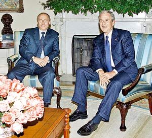 Буш рядом с Путиным чувствует себя неуверенно...