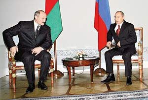 Лукашенко растопырил пальцы и скрывает их от Путина.