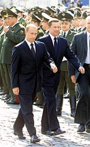 Верховный Главнокомандующий Путин и министр обороны Иванов: синхронный шаг.