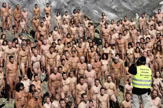 Гринпис - тающий ледник напоминает о человеческой незащищенности