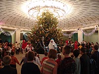 В новый год нельзя ругаться и обманывать, зато нужно поджигать бочки с дегтем и отворять задние двери дома