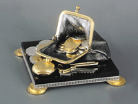 Доллар рекордно упал