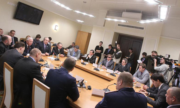 Круглый стол по вопросу о возможном увеличении срока службы в армии. Фото: ER.RU