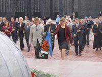 Поклонимся великим тем годам…