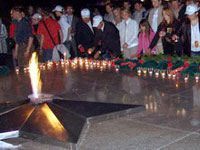 Сотни свечей памяти и скорби