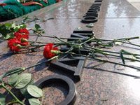 Сотни свечей памяти и скорби