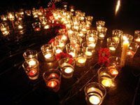 Сотни свечей памяти и скорби