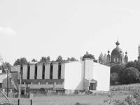 Под небом голубым есть город молодой