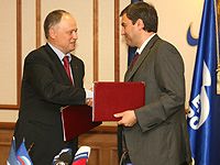 На фото: Президент Общероссийской общественной организацией малого и среднего предпринимательства Опора России Сергей Борисов и Секретарь Президиума Генерального совета Партии Единая Россия Вячеслав Володин подписывают соглашение