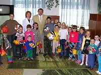 Анатолий Положиев в детском отделении областного противотуберкулезного диспансера