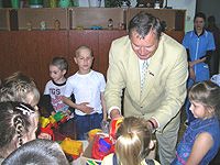 Анатолий Положиев в детском отделении областного противотуберкулезного диспансера