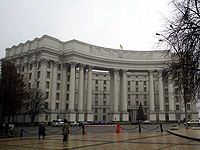 Наша Украина не смогла усидеть на двух стульях