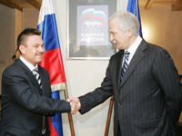 Легенде бокса Косте Цзю вручен партийный билет