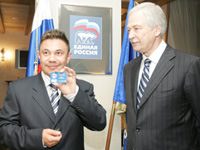 Легенде бокса Косте Цзю вручен партийный билет