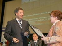 Вячеслав Володин вручает диплом победителя Галине Никоновой
