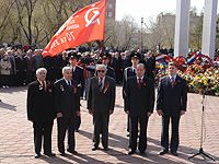 Знамя Победы в руках оренбургских ветеранов