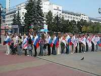 О Дне флага напомнили флешмобами