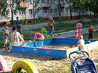 И песочница для детворы