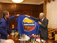 Флаг Единой России был установлен на самой недоступной вершине мира