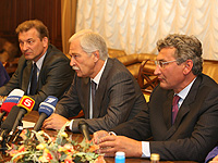 Флаг Единой России был установлен на самой недоступной вершине мира