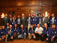 Флаг Единой России был установлен на самой недоступной вершине мира