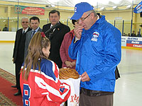 Вячеслав Фетисов снова вышел на лед