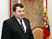 Сердюков возложил венок к памятнику Неизвестному солдату в Нью-Дели