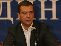 Дмитрий Медведев просит Владимира Путина возглавить правительство после президентских выборов