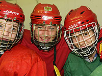 В хоккей играют настоящие мужчины, трус не играет в хоккей