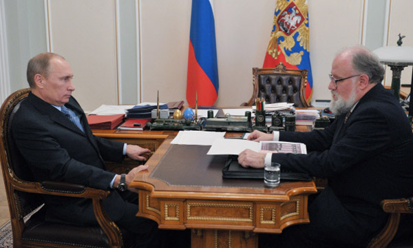 Президент России Владимир Путин в Ново-Огарево беседует во время встречи с председателем Центральной избирательной комиссии РФ Владимиром Чуровым. Фото: ER.RU