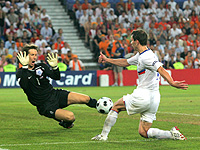 Вся страна болеет за нашу команду и верит в победу. Фото ИТАР-ТАСС