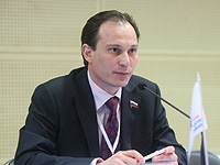 Красной нитью через все Послание Президента РФ проходит мысль о том, что финансовый спад в мире для России несет не только проблемы, но и определенные возможности, - заявил bчлен фракции партии