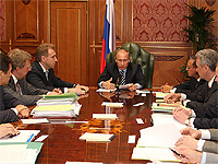 Владимир Путин: Нам нужно самым решительным образом расчистить бюрократические завалы