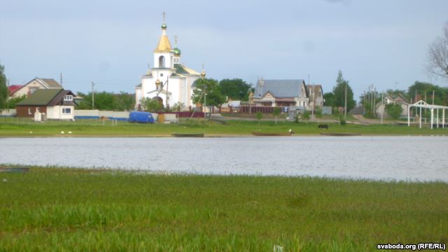 Спорава расьцягнулася ўздоўж возера